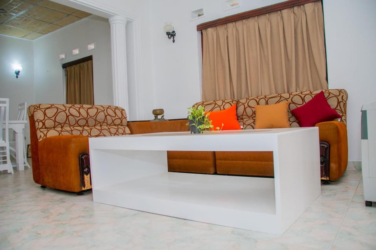Niwahana Transit City Hotel Katunayaka Kültér fotó