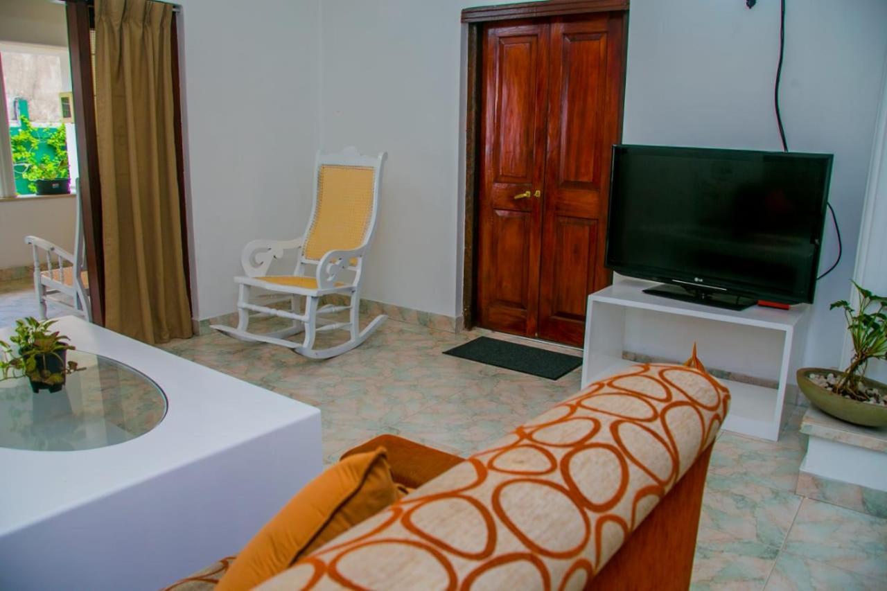 Niwahana Transit City Hotel Katunayaka Kültér fotó